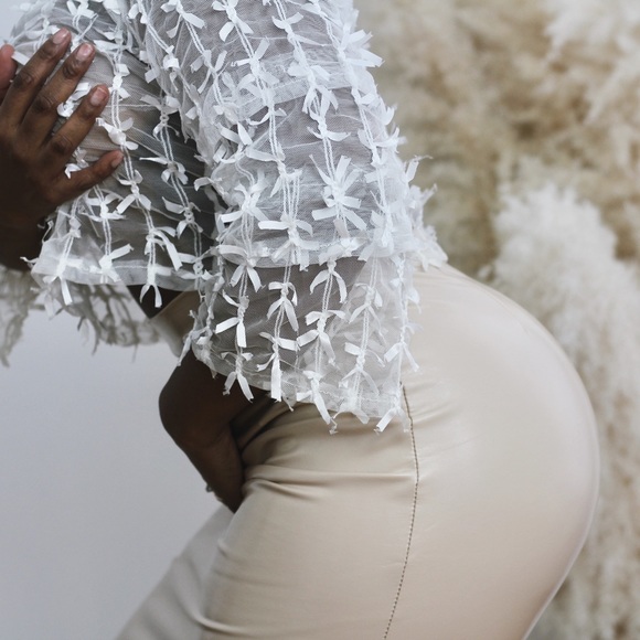 White cropped mesh bow top with bell sleeve - Picture 4 of 6